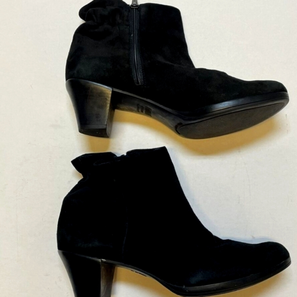 NEW Munro ALFIE Black Suede Almond Toe Low Block Heel Booties suede